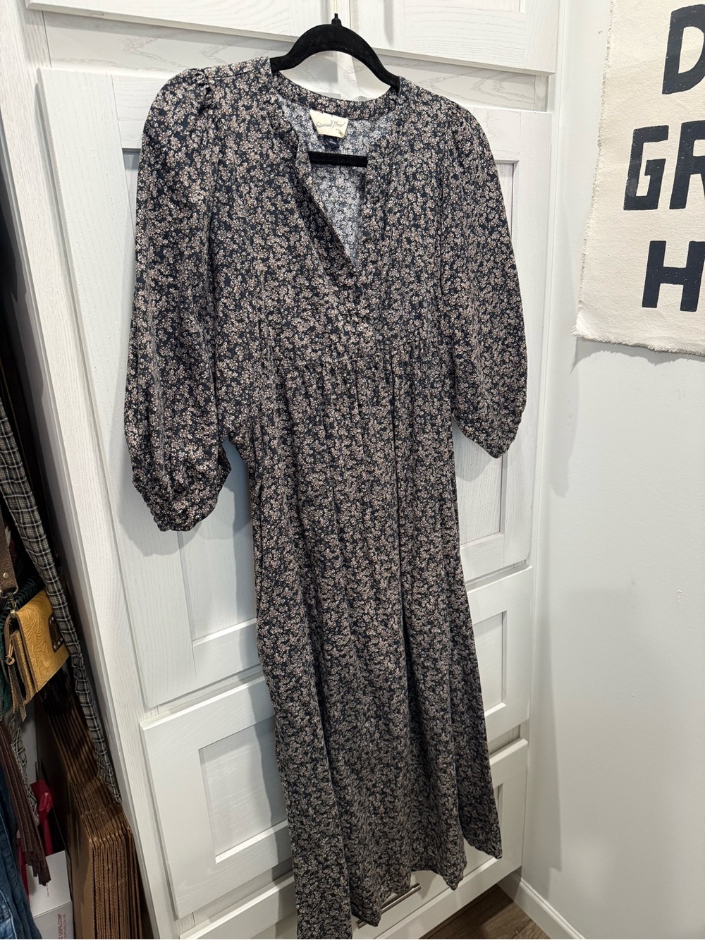 Floral Puff-Sleeve Midi Dress in Black and  Floral